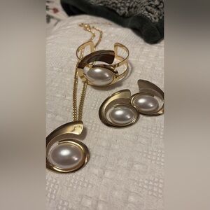 Elegant Gold and Pearl Jewelry Set